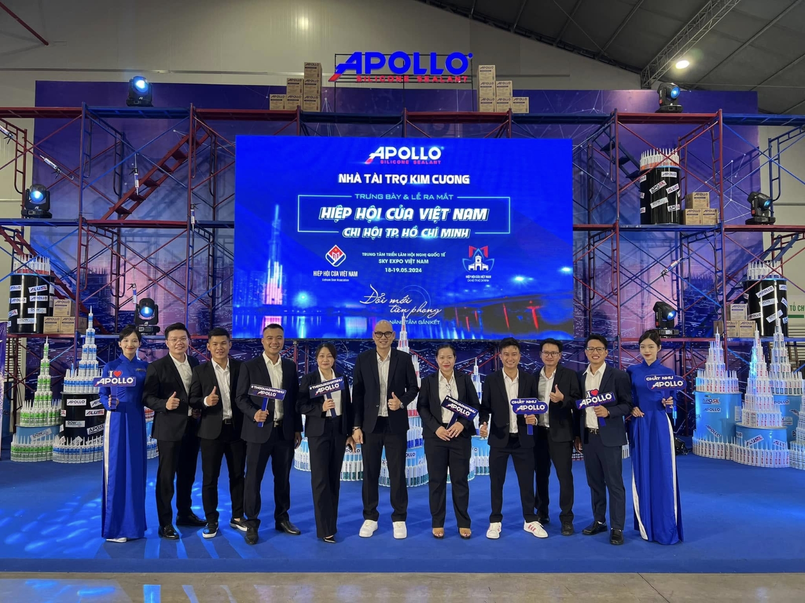 Apollo Silicone - Nhà tài trợ chính VietBuild HCM 2025 đón tiếp lãnh đạo Bộ Xây Dựng tại khu vực trưng bày
