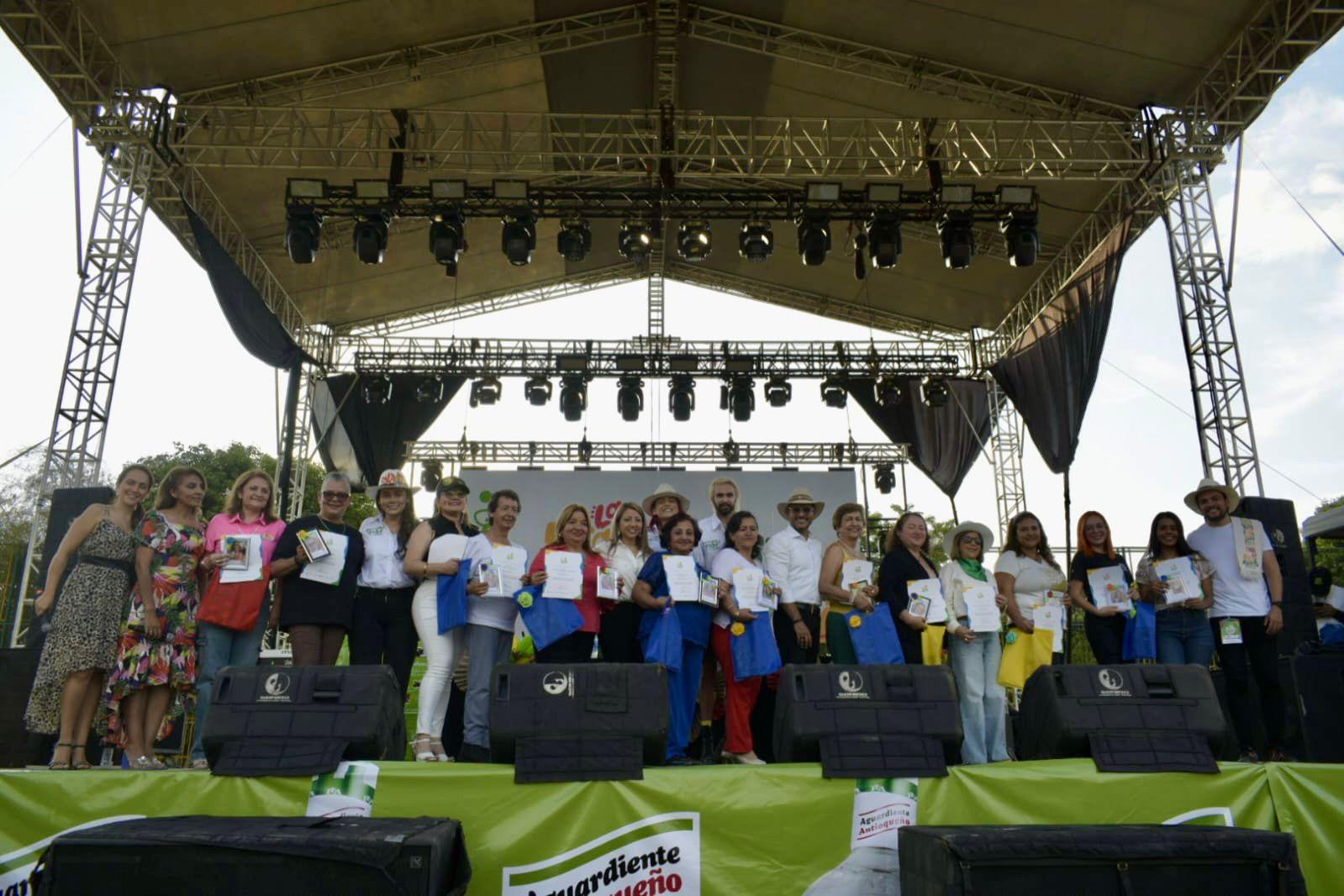 Éxito en el concurso: La Bonita una Razón para Servir