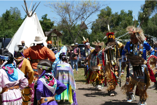 A group of people in traditional attireAI-generated content may be incorrect.