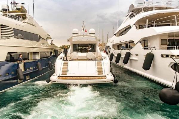  Boats with fenders spaced evenly along their sides.