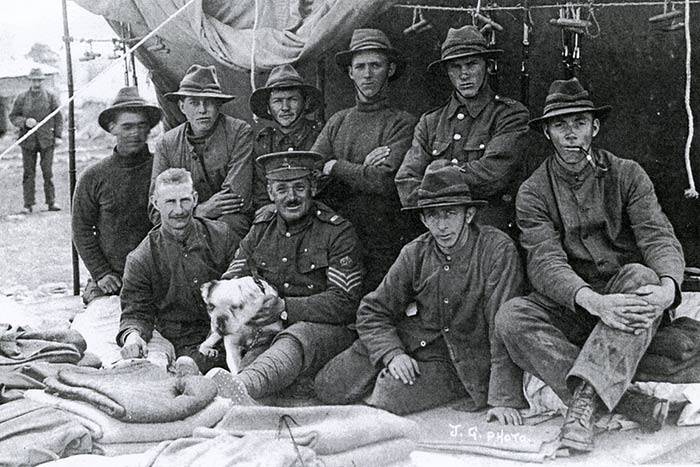 Photograph of members of the NZ Rifle Brigade with Caesar.