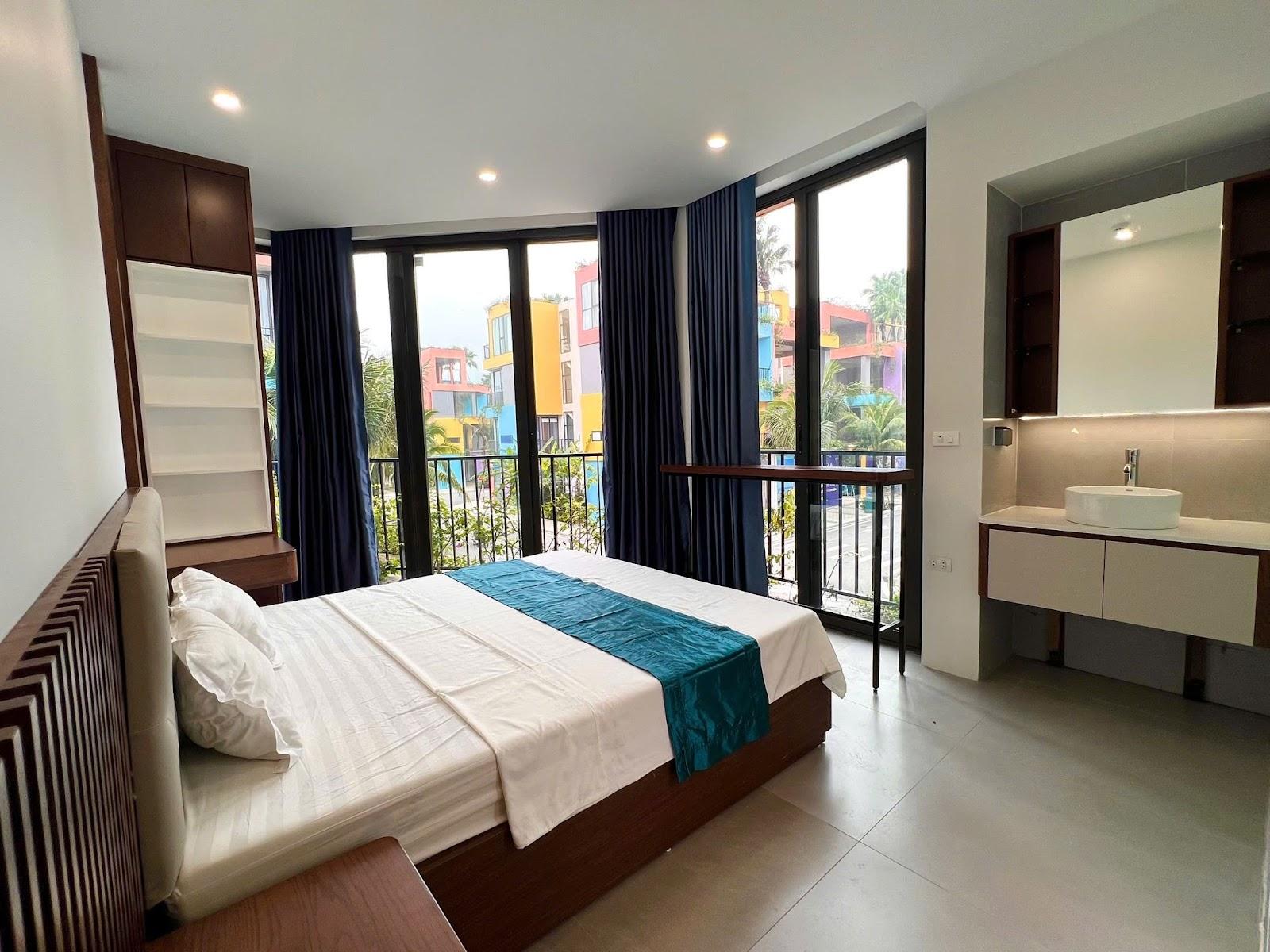 Phòng ngủ tại tầng 2 villa A7-15 với giường đôi rộng rãi và nội thất hiện đại