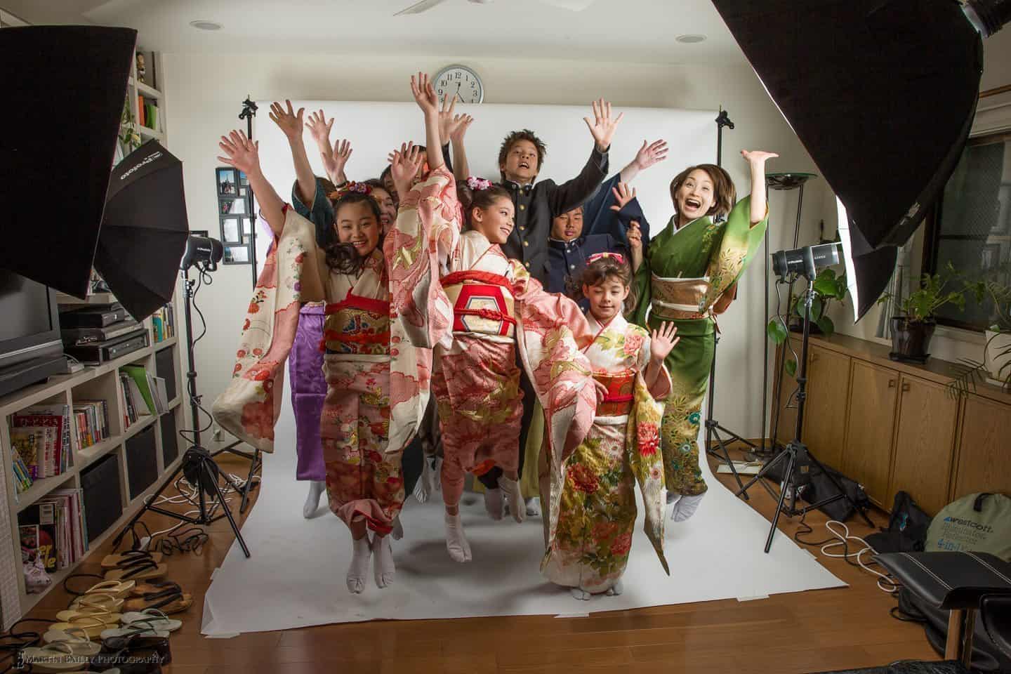 Sesión profesional de fotografía de retratos con kimono que demuestra técnicas de iluminación expertas para la fotografía de vestimenta tradicional japonesa.
