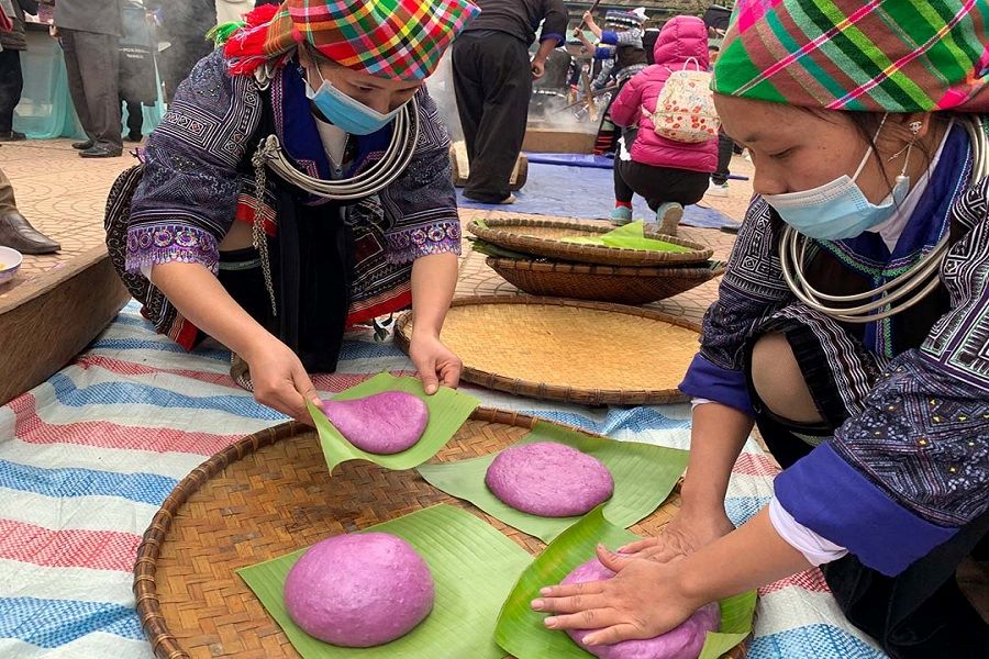 Making sticky rice cake festival in La Pan Tan