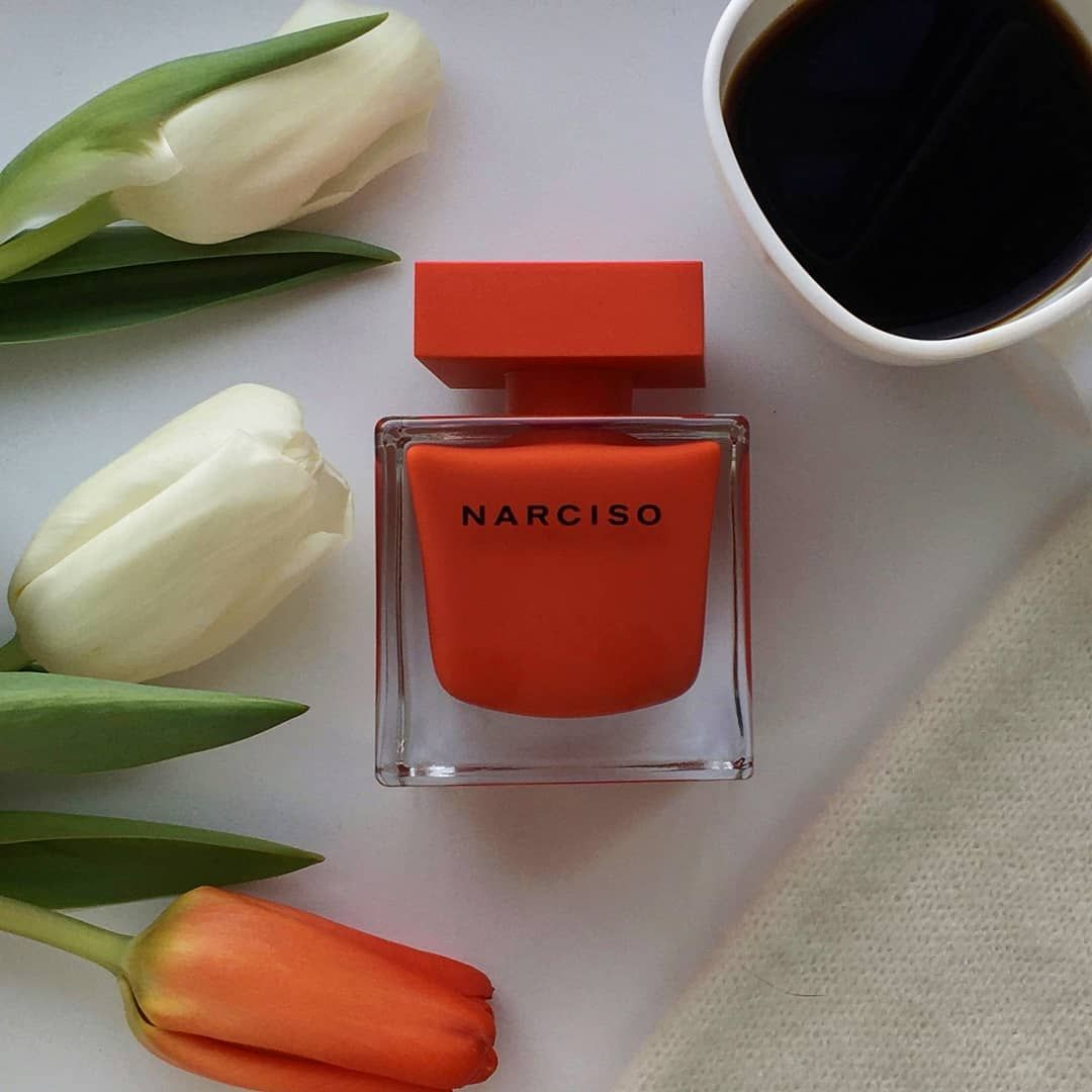 Chai nước hoa Narciso Rouge được thiết kế với tông màu đỏ đậm đầy quyến rũ