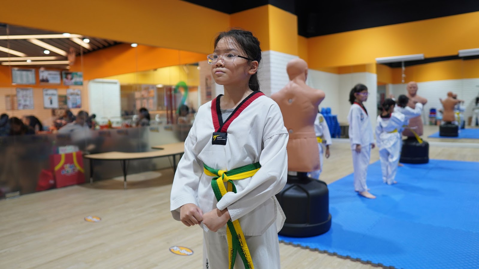 Types of Taekwondo Stances - Ready Stance (junbi seogi) from the side