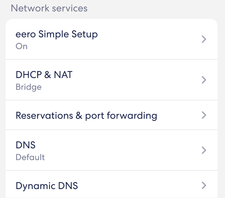Un'immagine del menu Servizi di rete del menu Impostazioni di rete, con opzioni per Configurazione semplice eero, DHCP e NAT, Prenotazioni e inoltro delle porte, DNS, Caching DNS locale, DNS dinamico, UPnP e SQM.