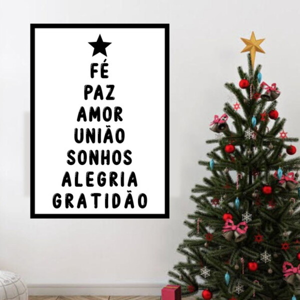 Quadro com palavras sobre valores natalinos ao lado de uma árvore de Natal decorada.