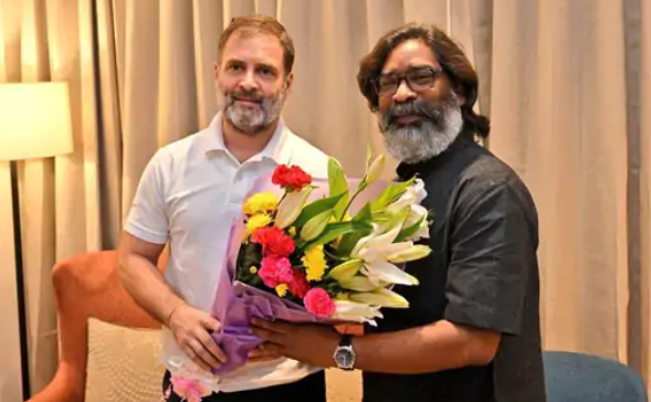 Two men holding flowers and smiling

Description automatically generated