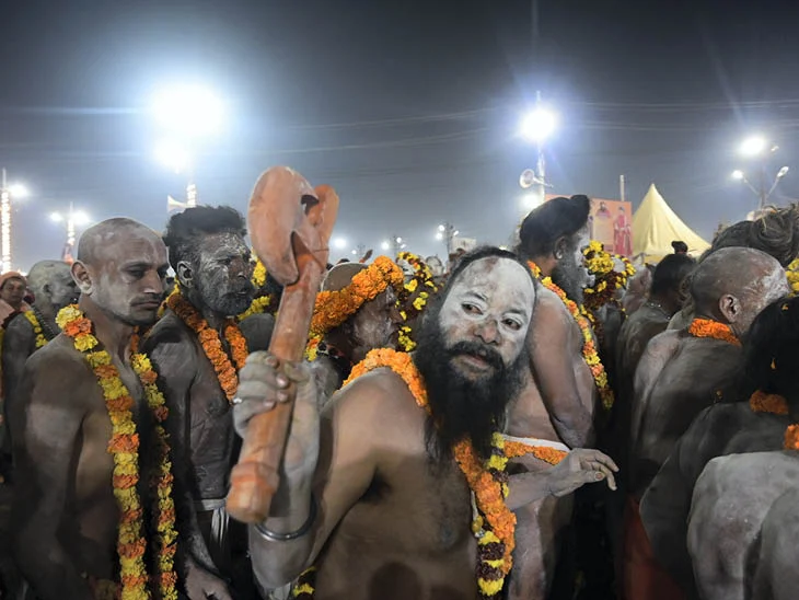 मौनी अमावस्या पर इन साधुओं को संगम पर स्नान करना था। हादसे के बाद ये लौट आए।