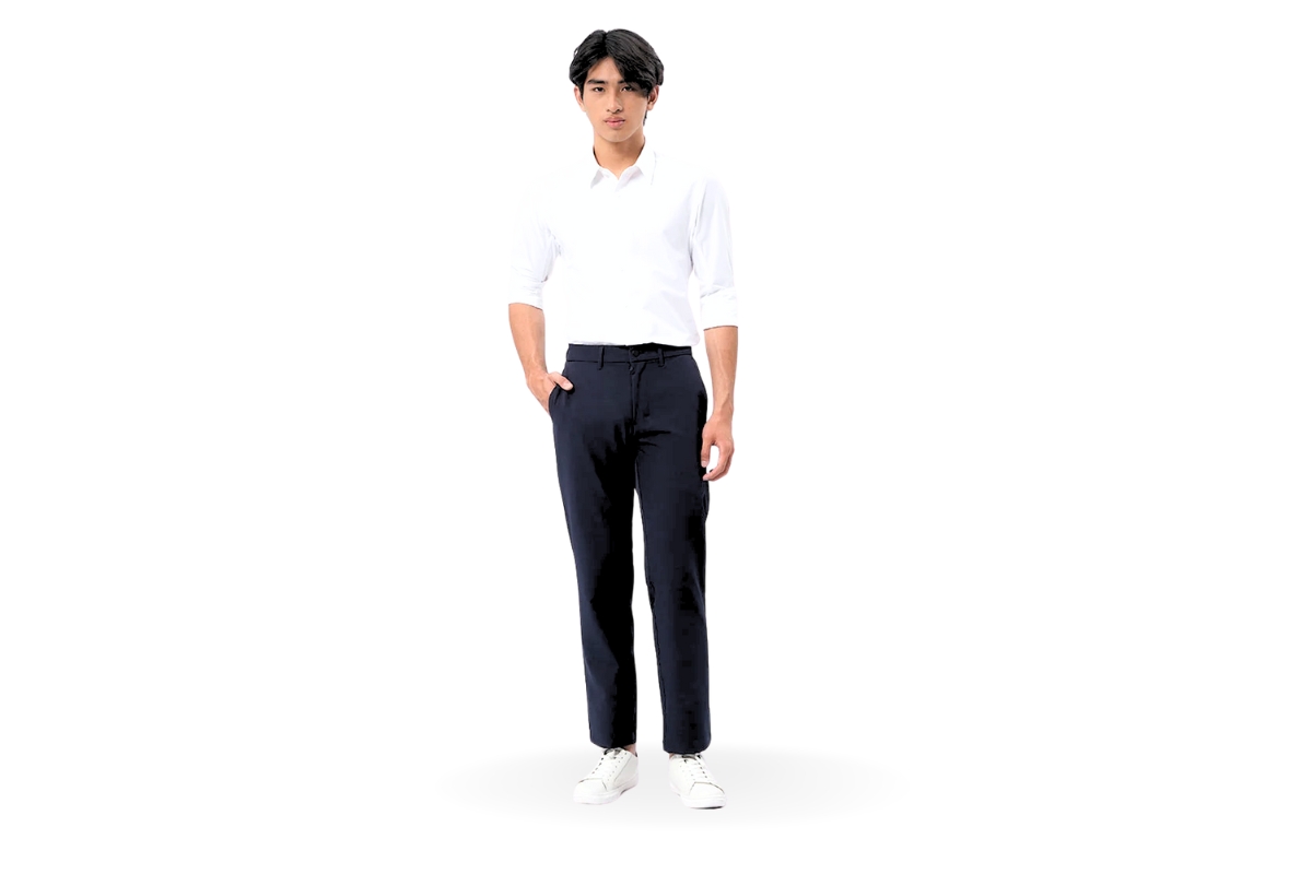 Pria mengenakan celana slim fit.