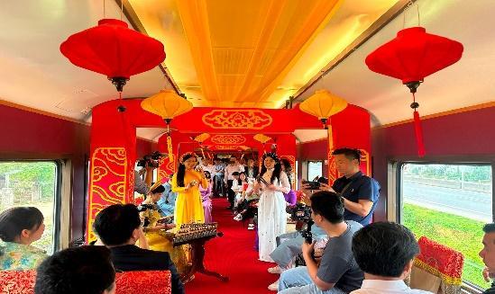 Chuyến tàu di sản qua đường sắt đẹp nhất Việt Nam, vé hơn 100.000 đồng, du  khách nhận xét: Rất đáng thử!
