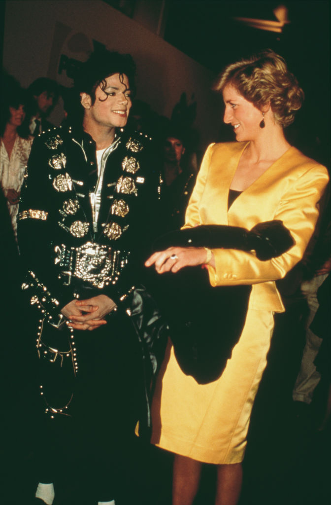 Diana, princesse de Galles (1961 - 1997) rencontre le chanteur Michael Jackson dans les coulisses du stade de Wembley à Londres.