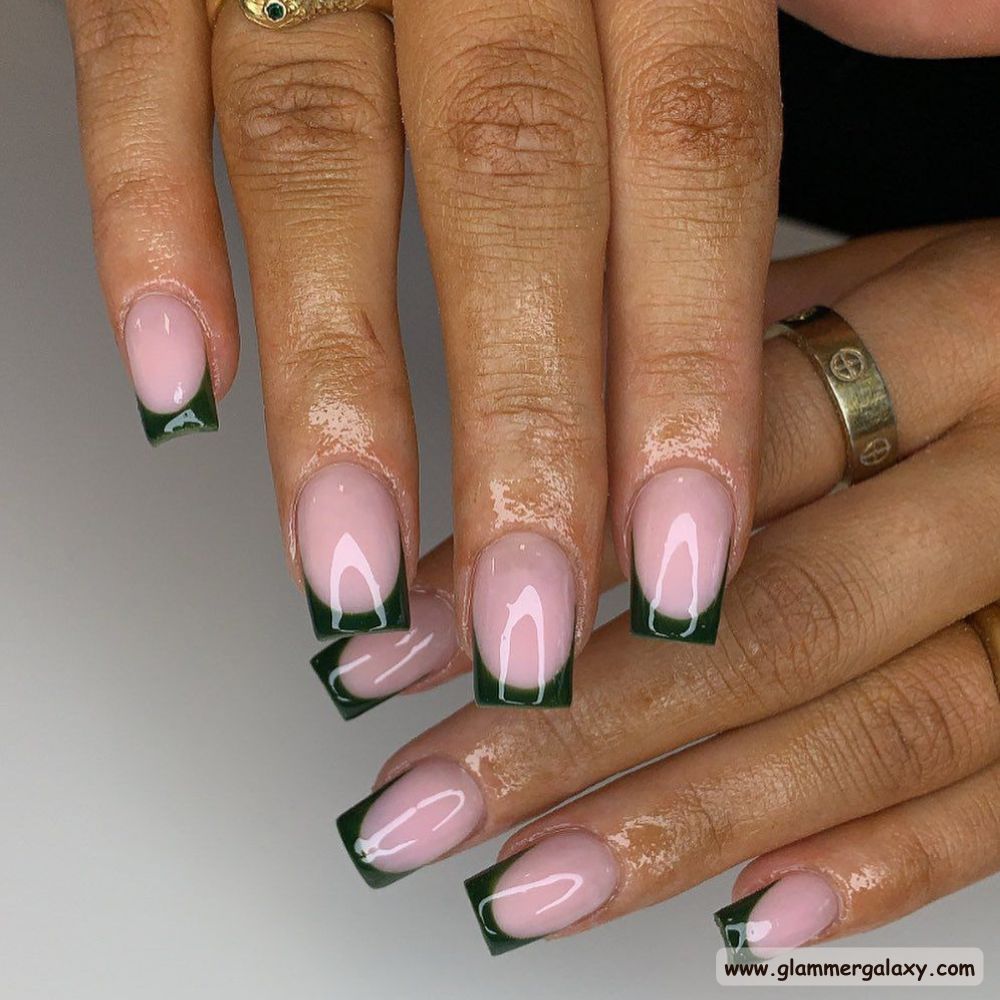 Winter and Fall Dark Green Nails having Chic Elegance
