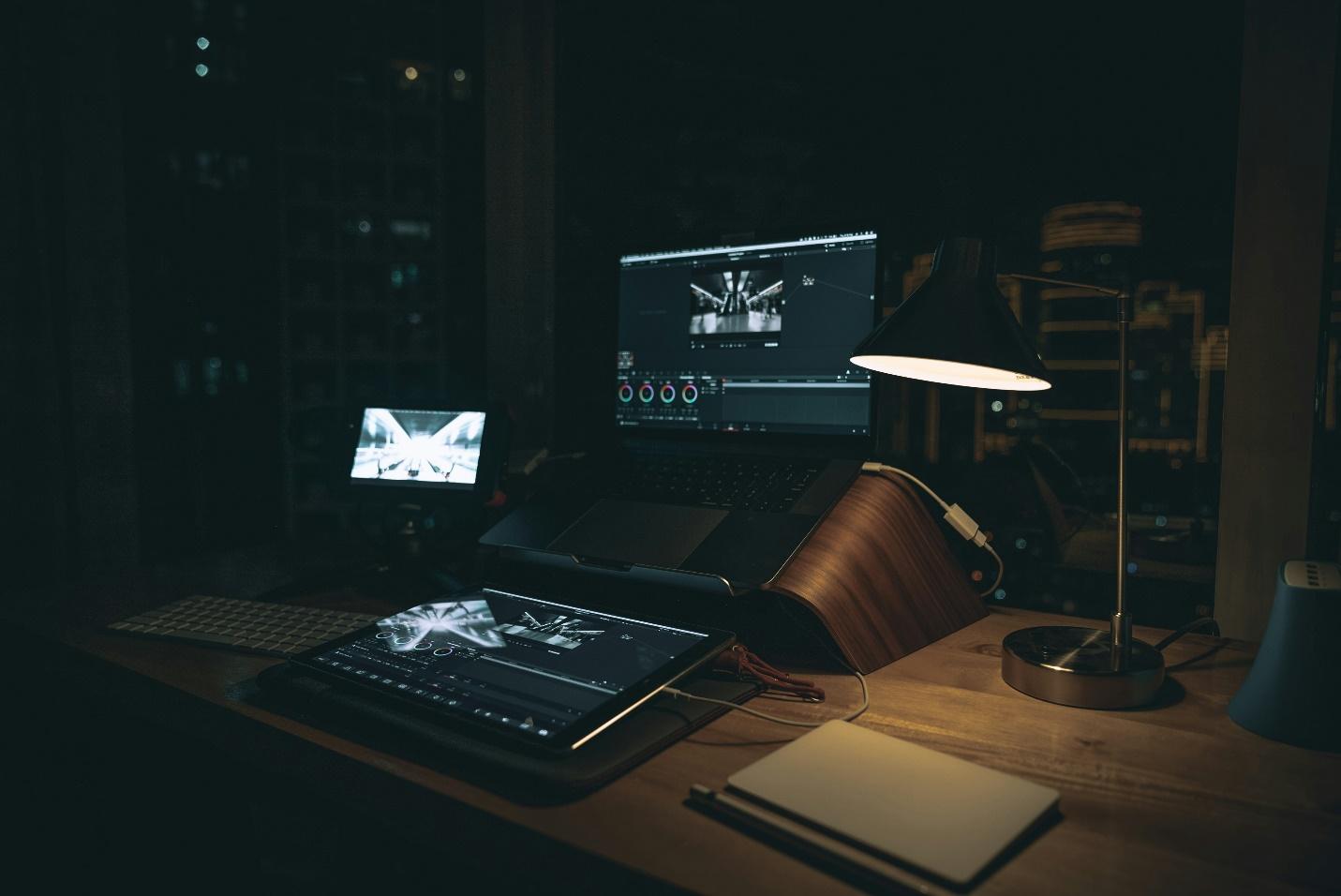 A desk with a computer and a lamp

Description automatically generated