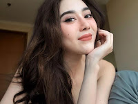 Gadis Cantik dengan Tatapan Mata yang Menggoda