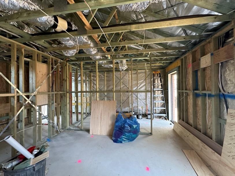 A room with a metal frame and a blue bag

Description automatically generated with medium confidence