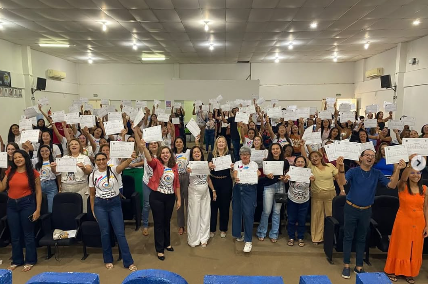Salão com pessoas ao redor

O conteúdo gerado por IA pode estar incorreto.