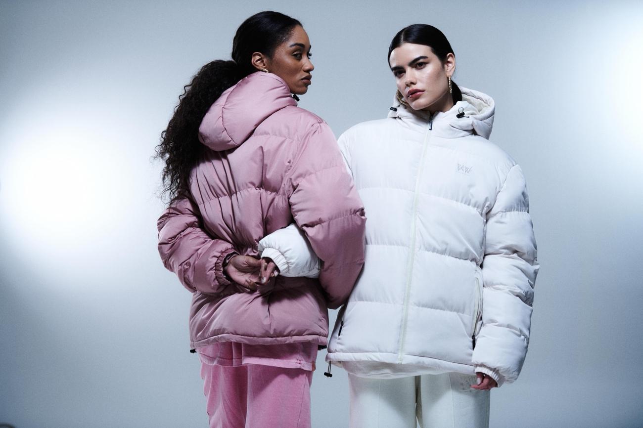 Pessoas posando para foto com casacos oversized