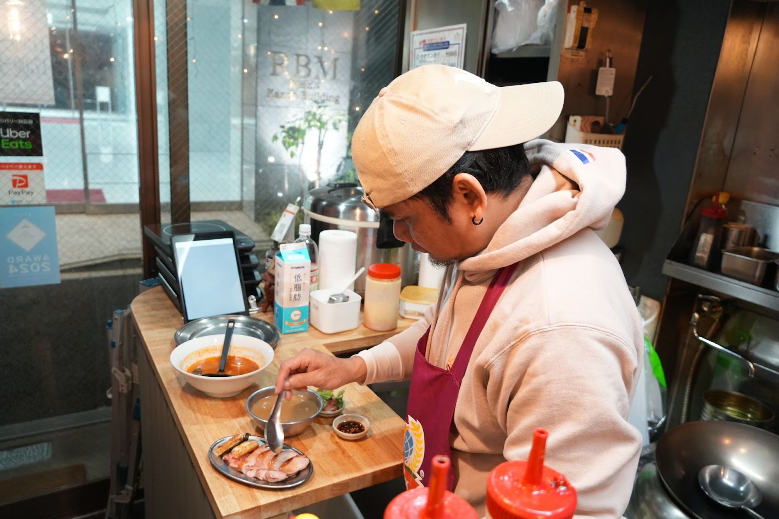 調理をされている店主のチャオさん