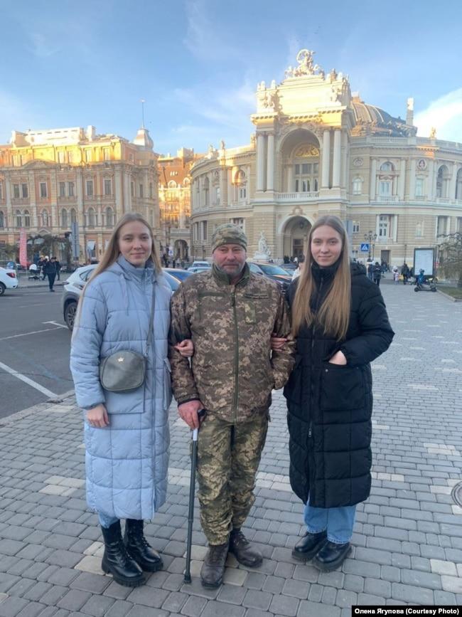 Увесь цей час вдома на Олену очікували й активно розшукували доньки й чоловік