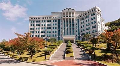 A large white building with many windows

AI-generated content may be incorrect.