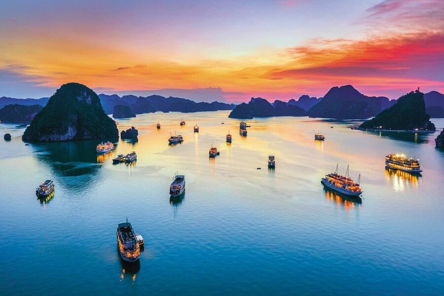 Ha Long Bay is praised as the tourist mecca of Asia. Source: VietnamNet