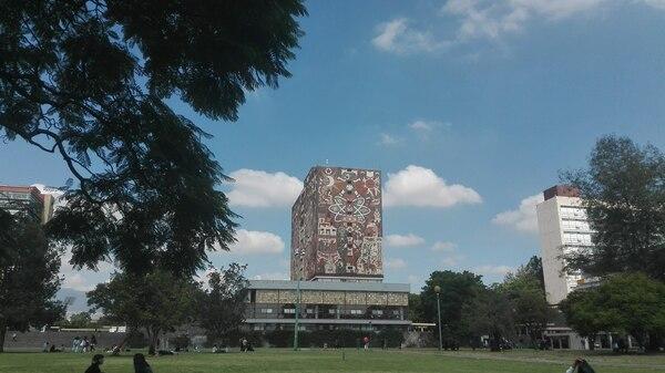 Torre en medio de un parque

Descripción generada automáticamente