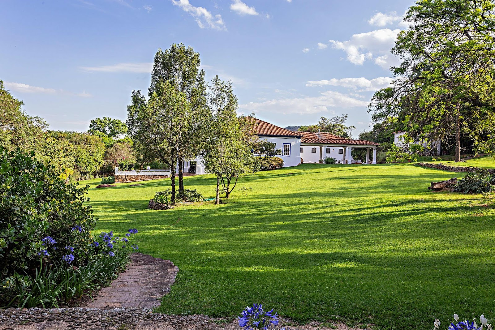 Fazenda histórica com arquitetura colonial com vista panorâmica da mata atlântica