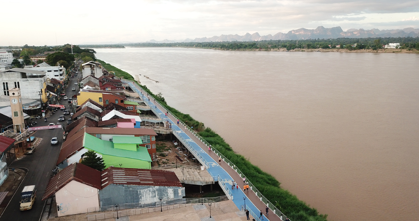 Con đường đi bộ dọc sông Mê Kông tại Nakhon Phanom, một địa điểm lý tưởng để thư giãn và tận hưởng không gian yên tĩnh.