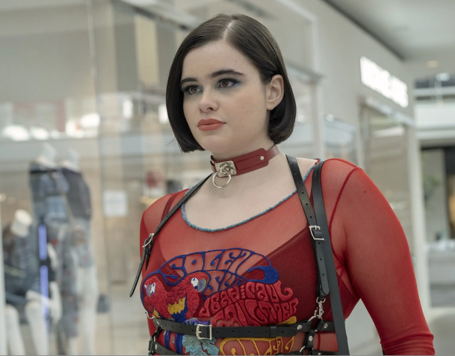 Personagem Kat Hernandez, usando harness na série Euphoria.