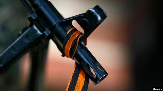 A close-up of a black and orange strap

Description automatically generated