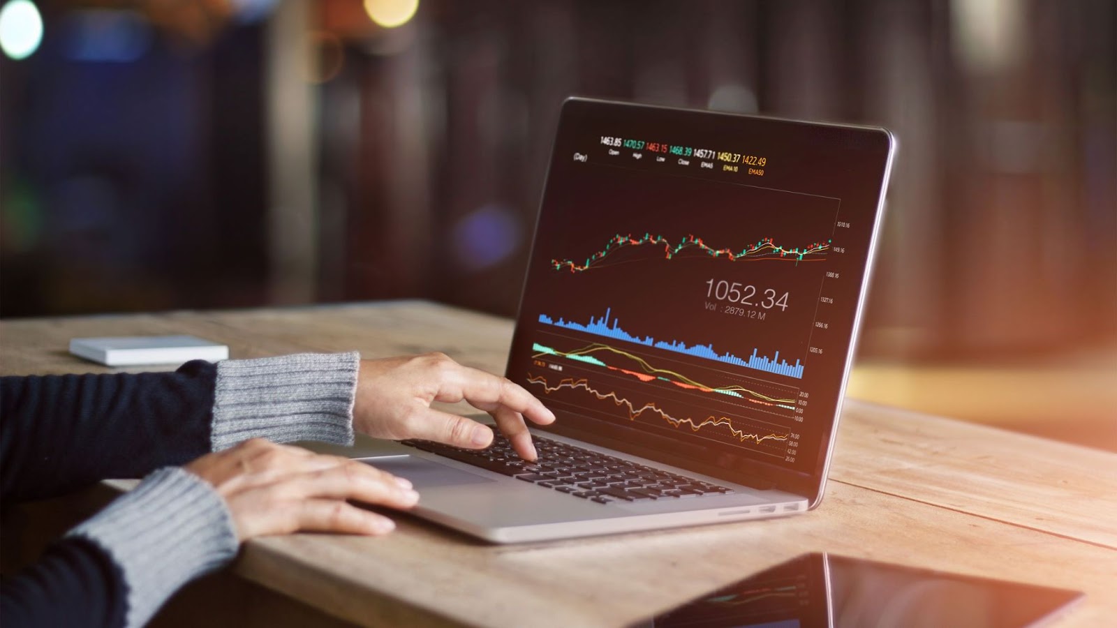 person trading trading on laptop