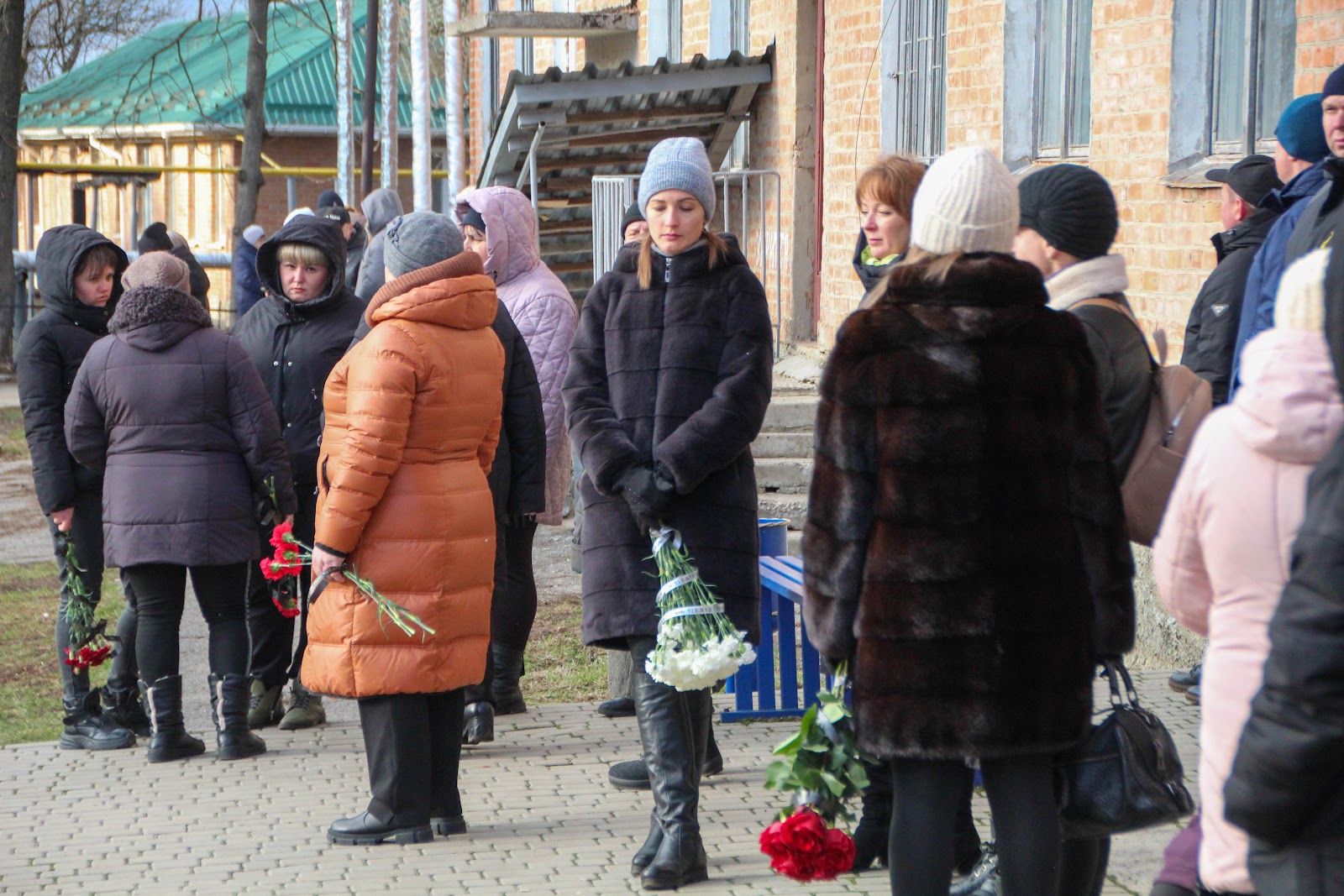 Мешканці Диканьки вийшли на вулиці попрощатися з військовим, убитим у тилу. Фото Уляни Гридас