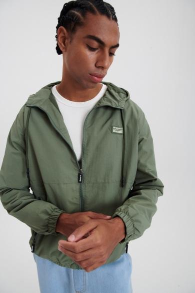 modelo em pe com blusa verde