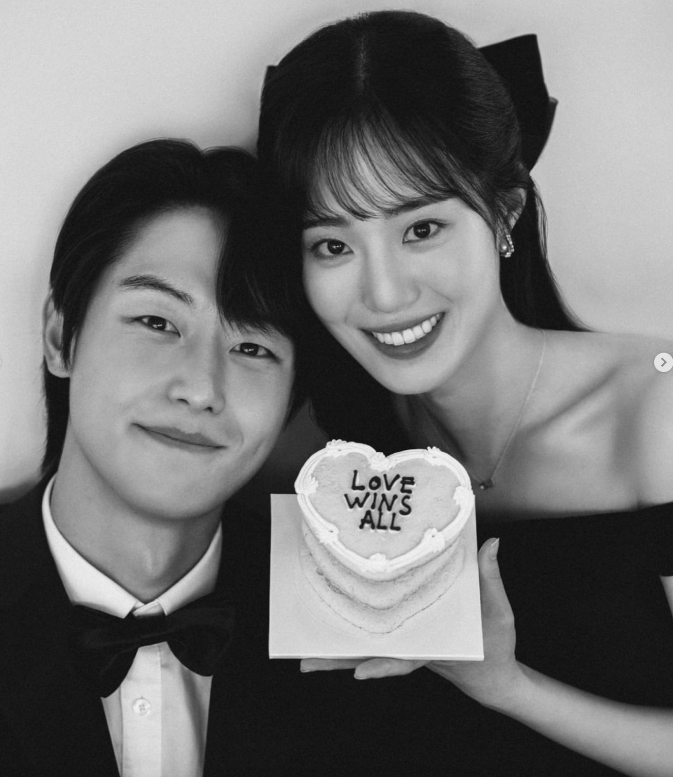 A picture of Choi Joung Yun and her husband holding a cake