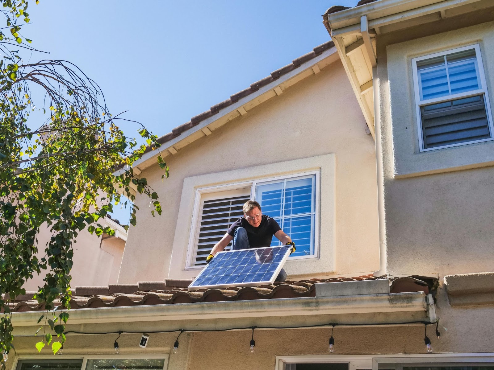 how to connect solar panels to house electricity