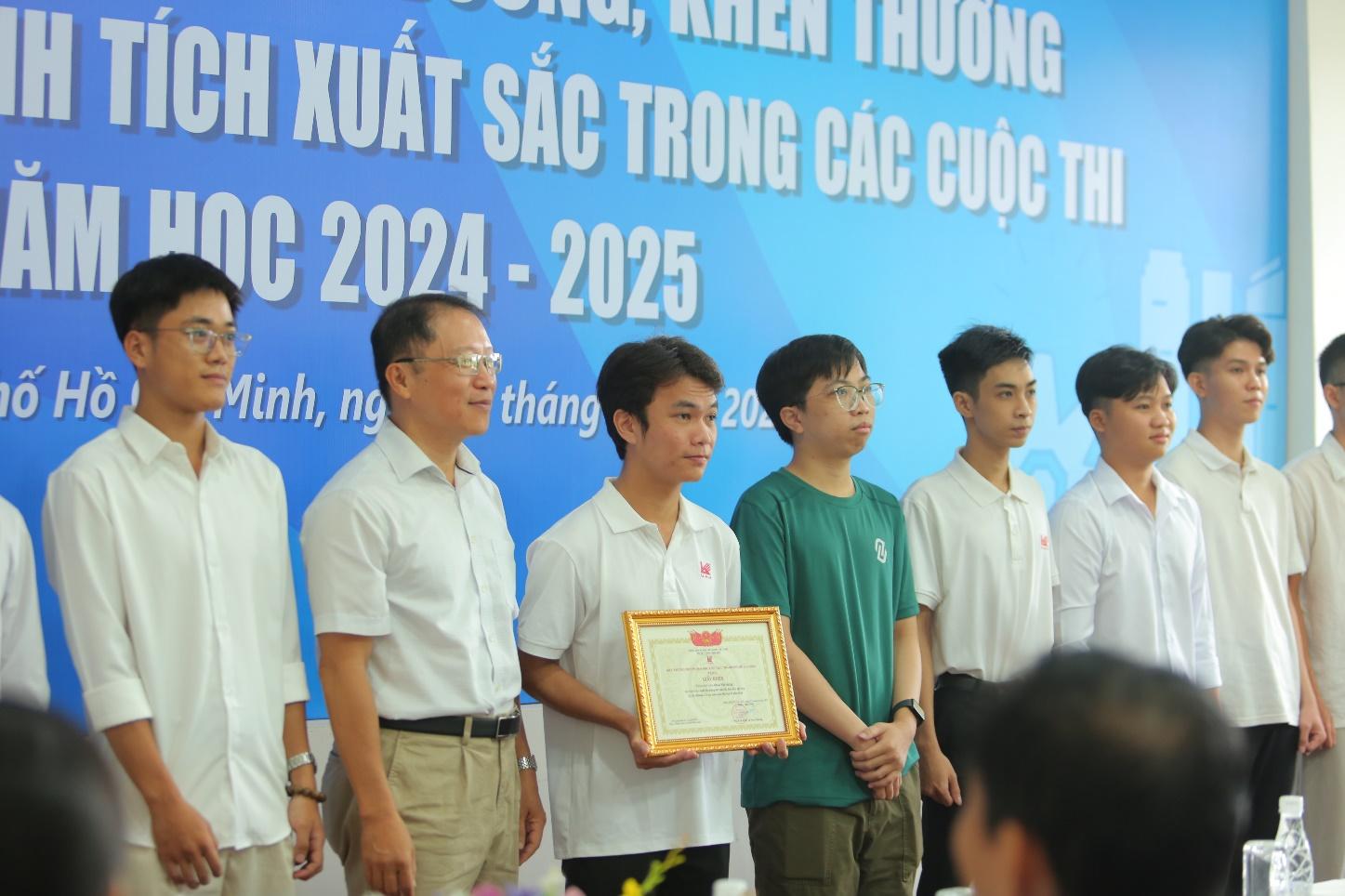 D:\\o E\\HINH LE TUYEN DUONG KHEN THUONG SV 2025\\CHON HINH DĂNG BAI\\DXT_7905.JPG