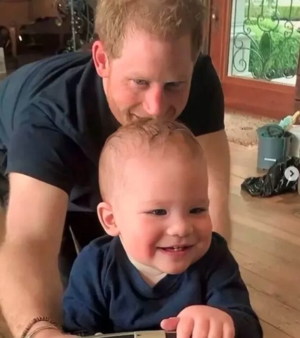 Le prince Harry joue avec son fils, le prince Archie.