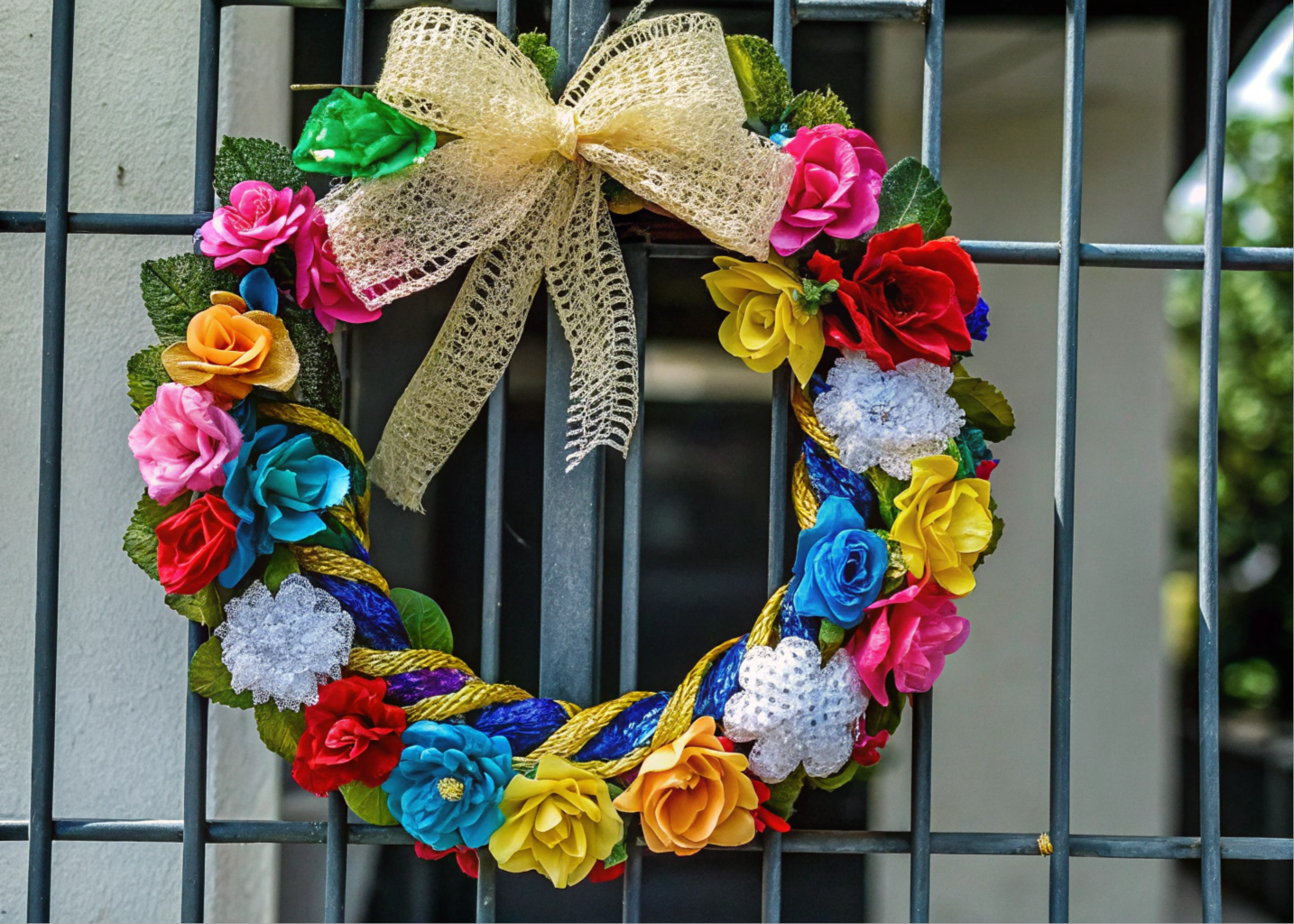 Guirlanda de crochê com flores coloridas, perfeita para decoração de eventos e festas.