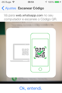 Celular lendo o QRCode do WhatsAPP