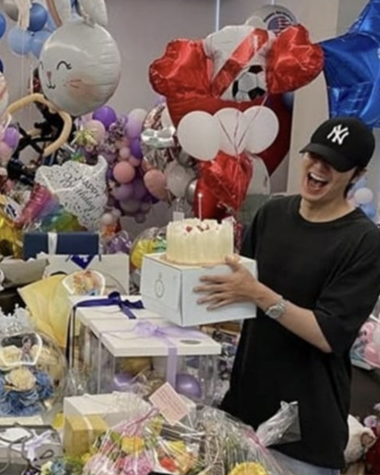 A picture of Lee Min Ho and his Birthday Gift from fan