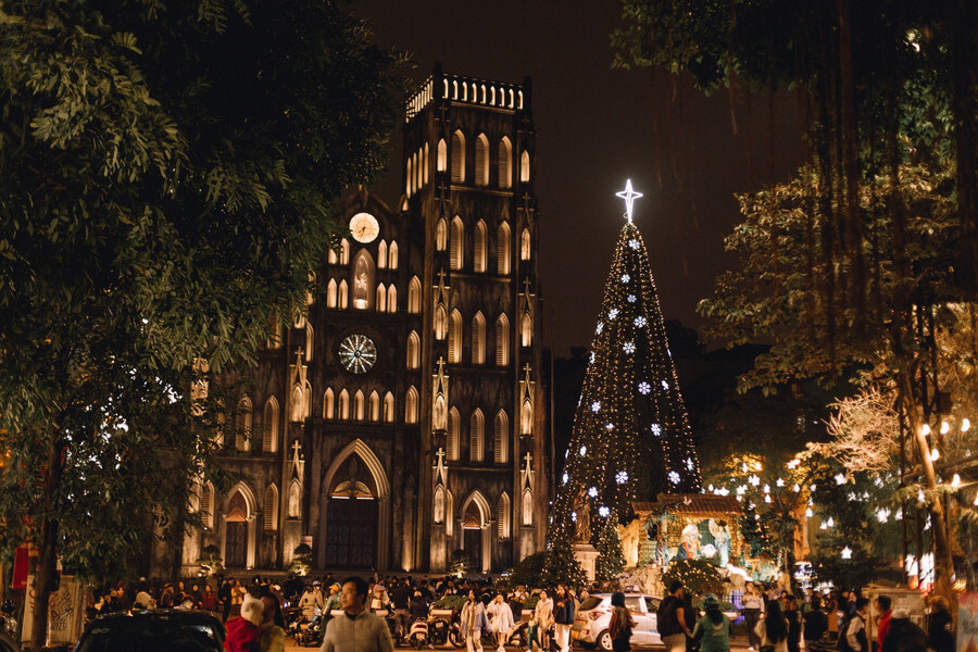 St. Joseph's Cathedral is splendidly decorated, visitors check-in from morning to night. Source: VietnamNet 