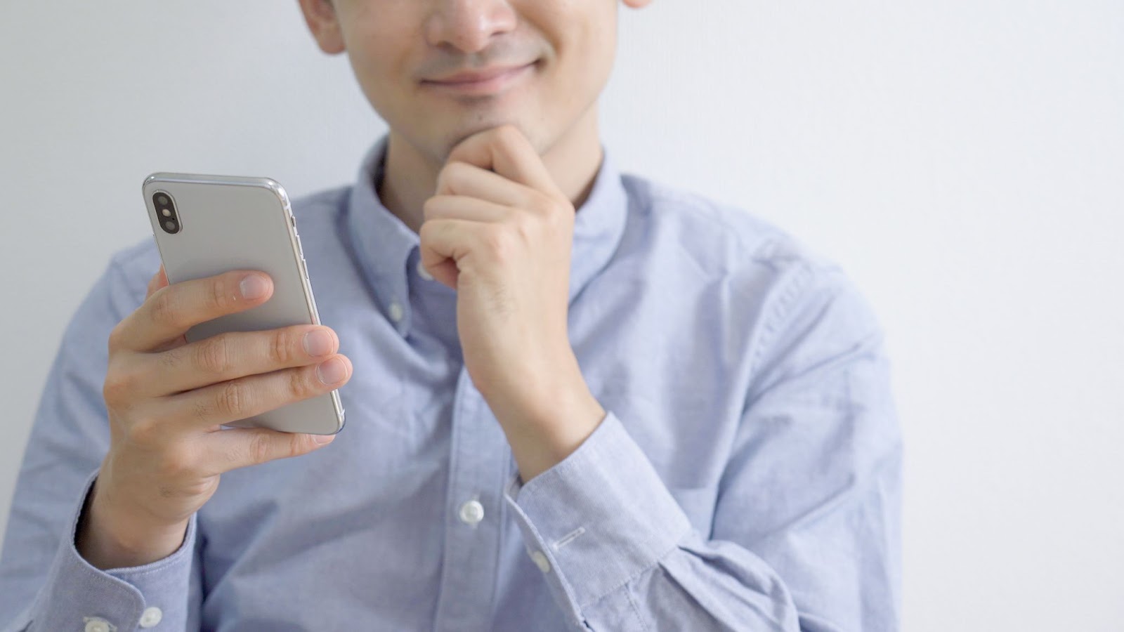 スマホ見ている男性