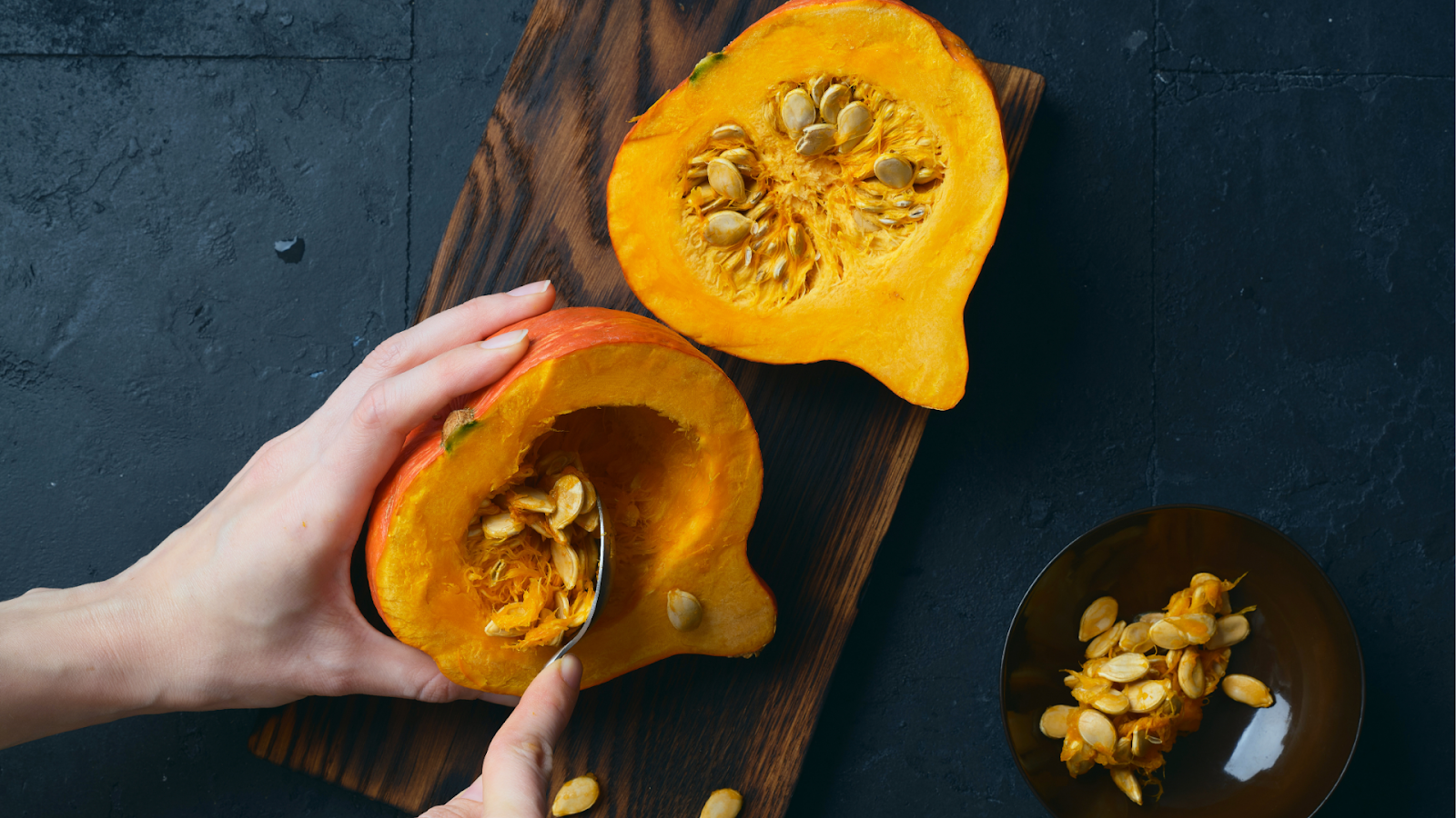 The Spoon Scoop Method to remove the seeds of a fruit or vegetable
