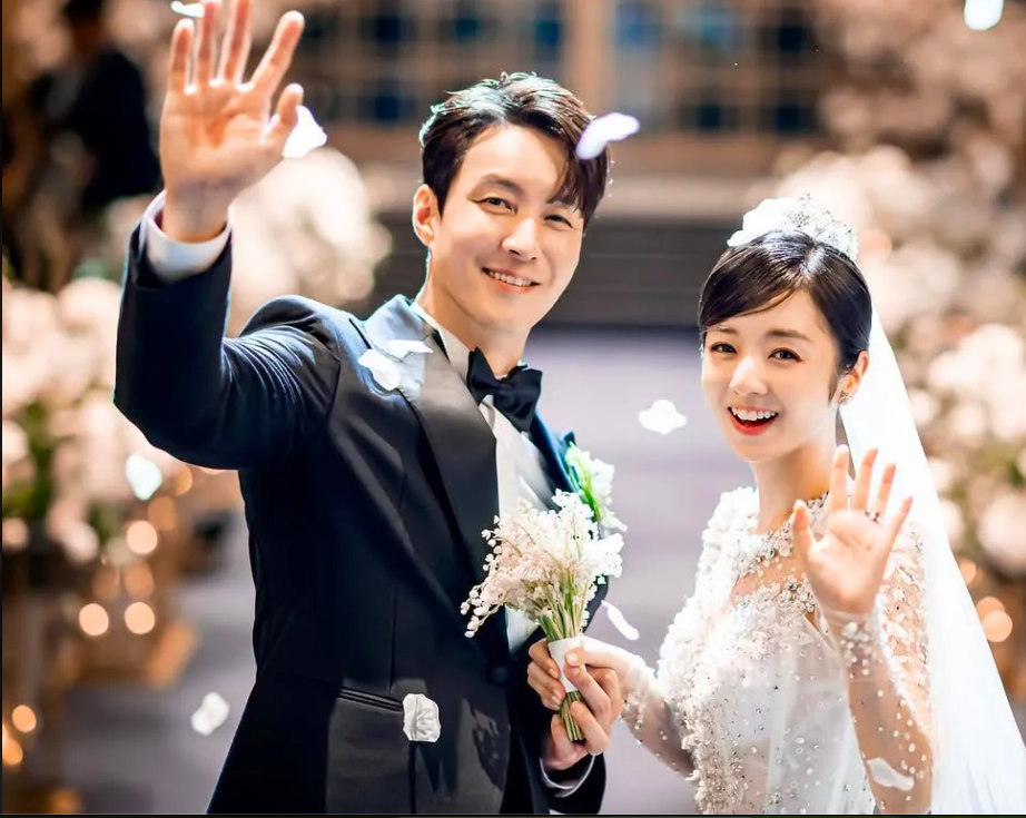 This contain an image of Actor Shim Hyun Tak and his wife Saya 