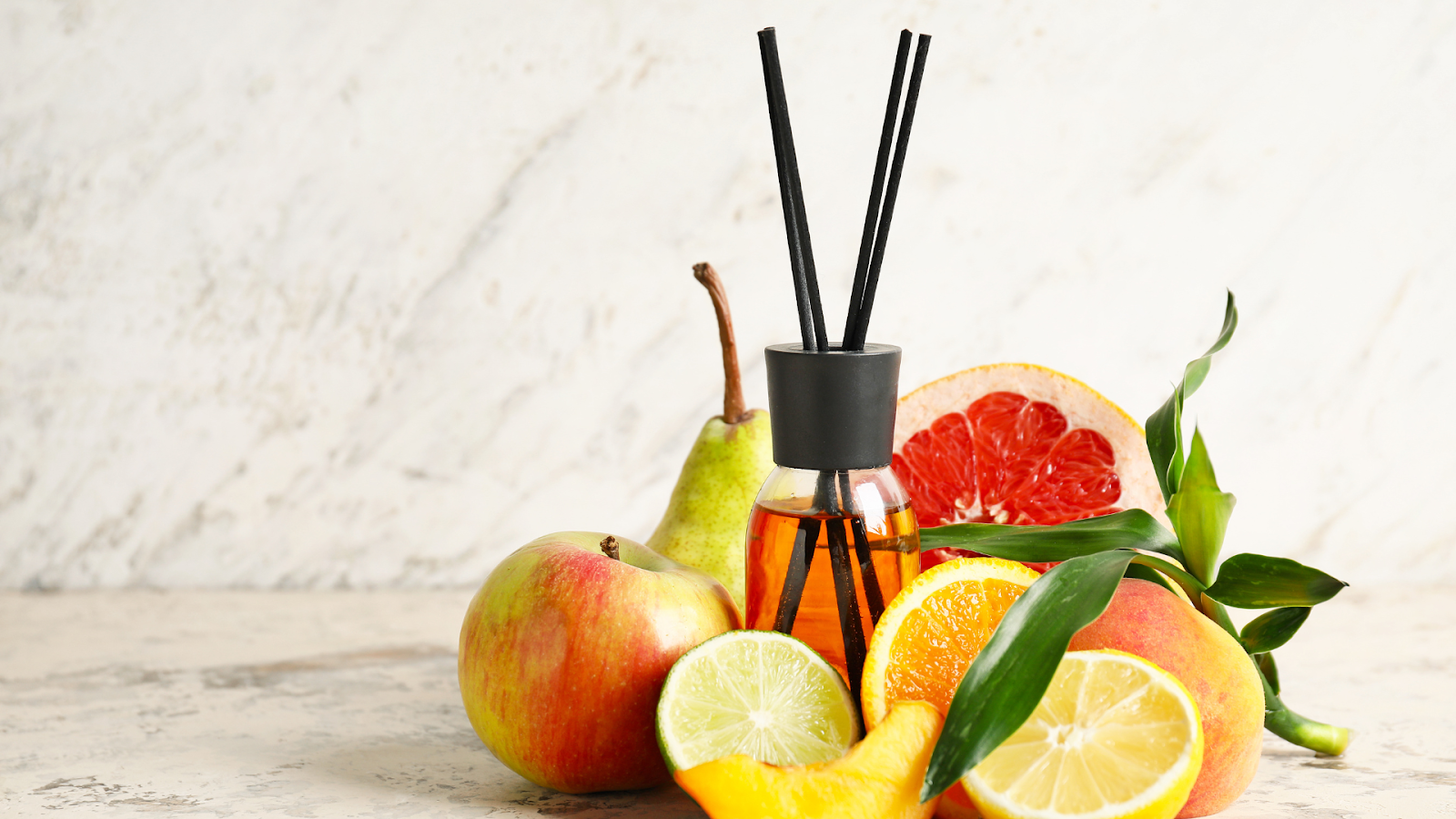 Gambar reed diffuser dengan buah-buahan segar di sekitarnya/Sumber: Canva