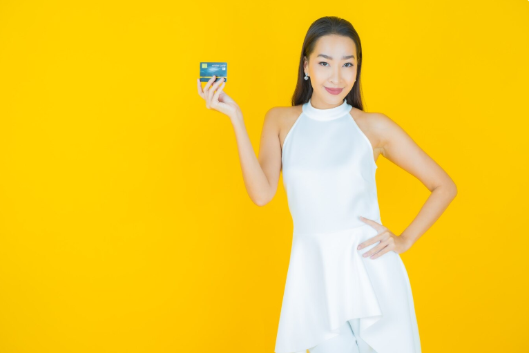 A person holding a credit cardAI-generated content may be incorrect.