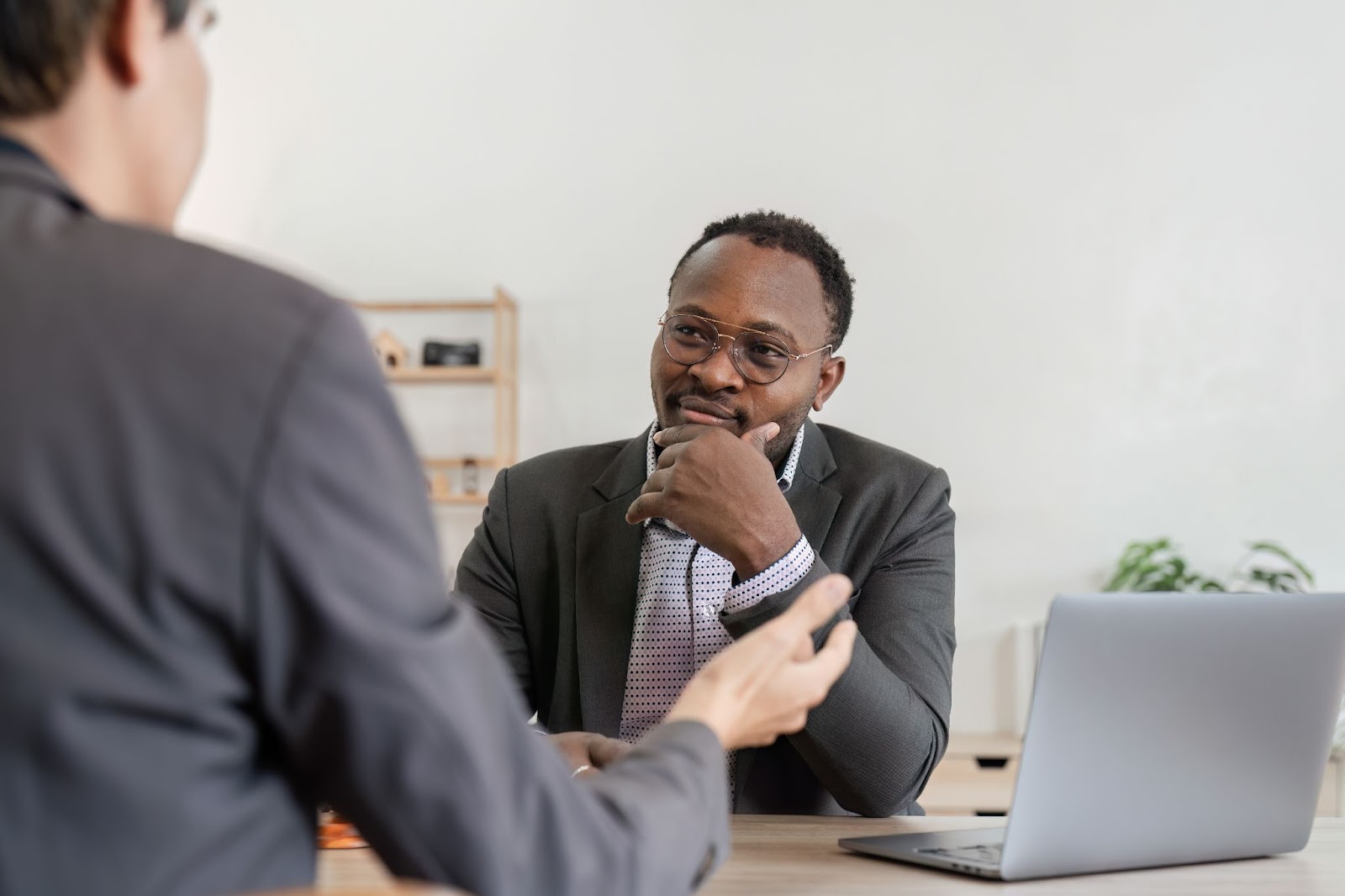 impostos diretos e indiretos homens em reunião