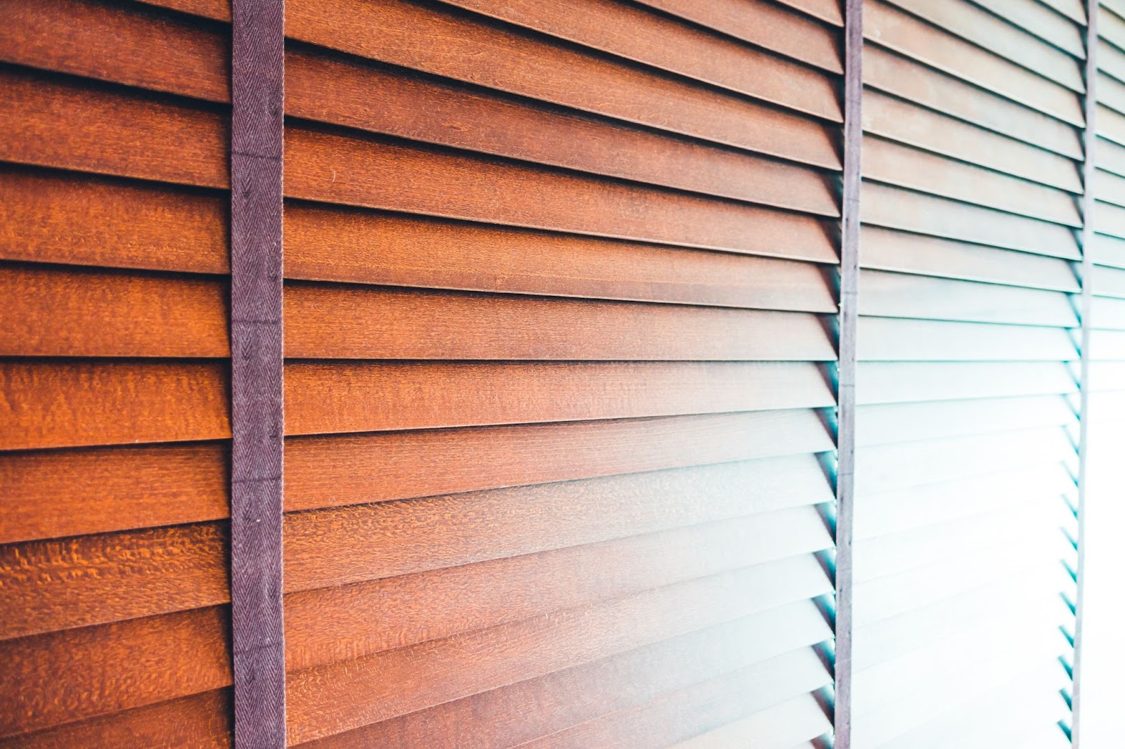 How to Clean Wooden Blinds